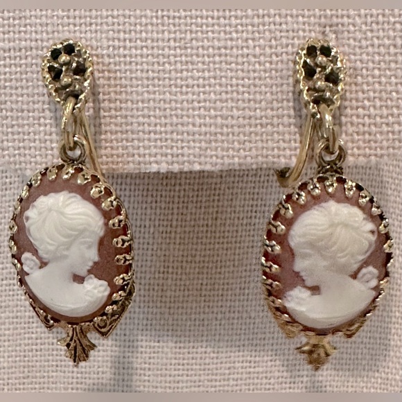 Vintage Jewelry - Vintage Cameo adjustable screw spring back earrings Gorgeous